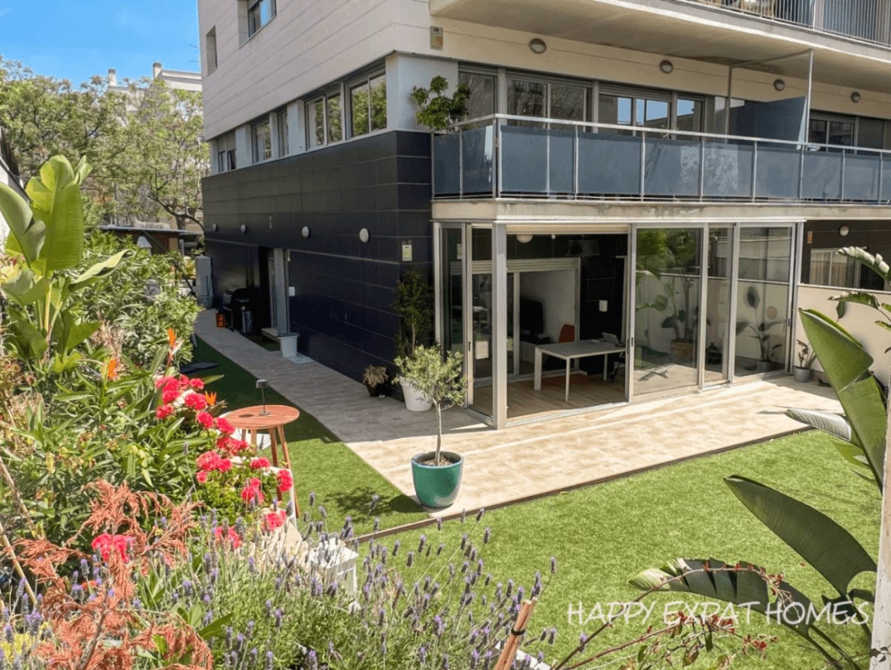 Unique apartment in La Plana (Sitges) with 205m2 private garden