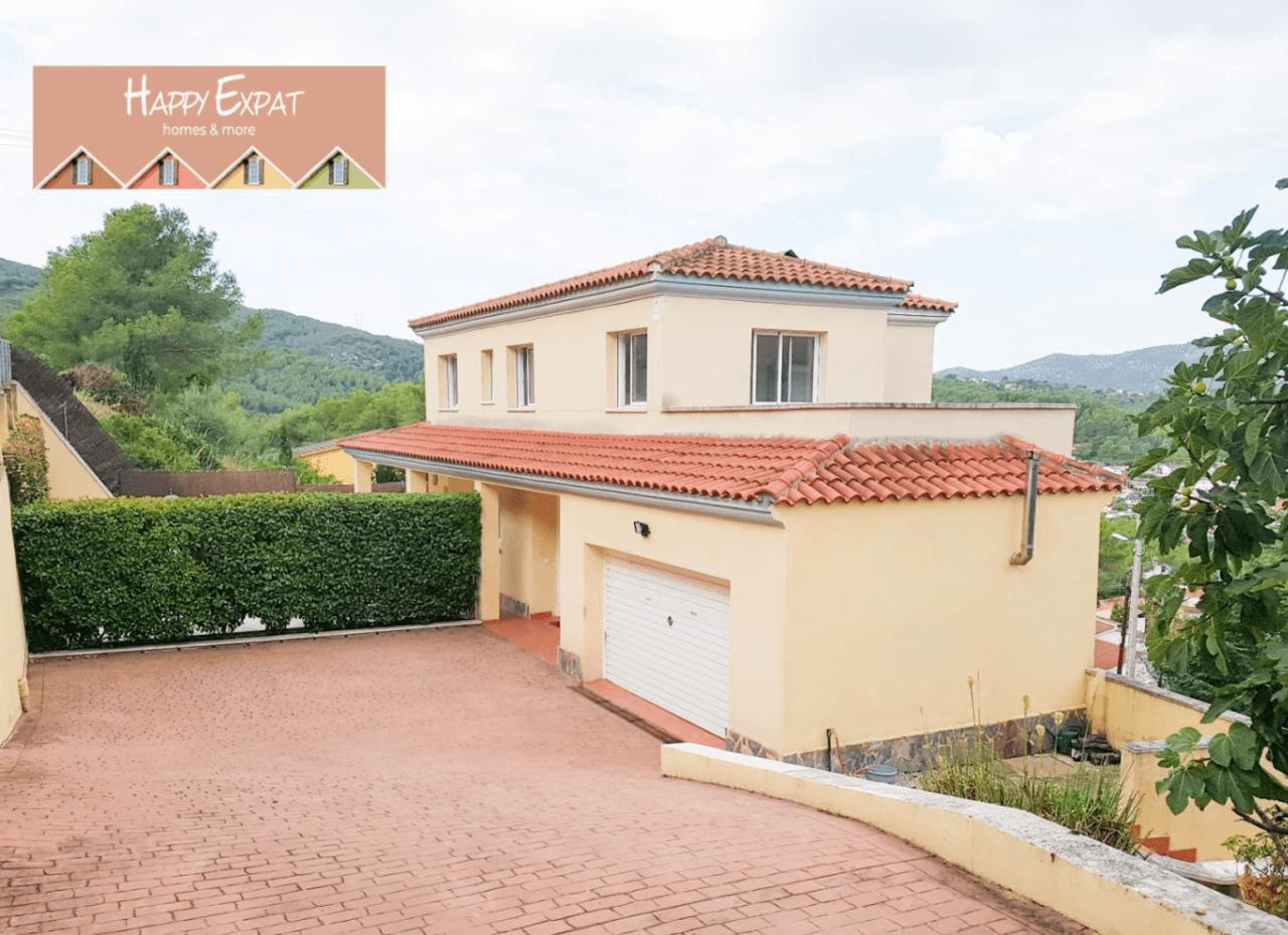 Beautiful family home located in a quiet area of the Sitges mountains Mas Mestre Olivella