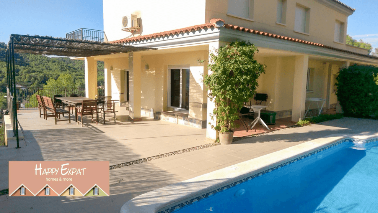 Villa en venta de 5 dormitorios con piscina en Olivella, Barcelona