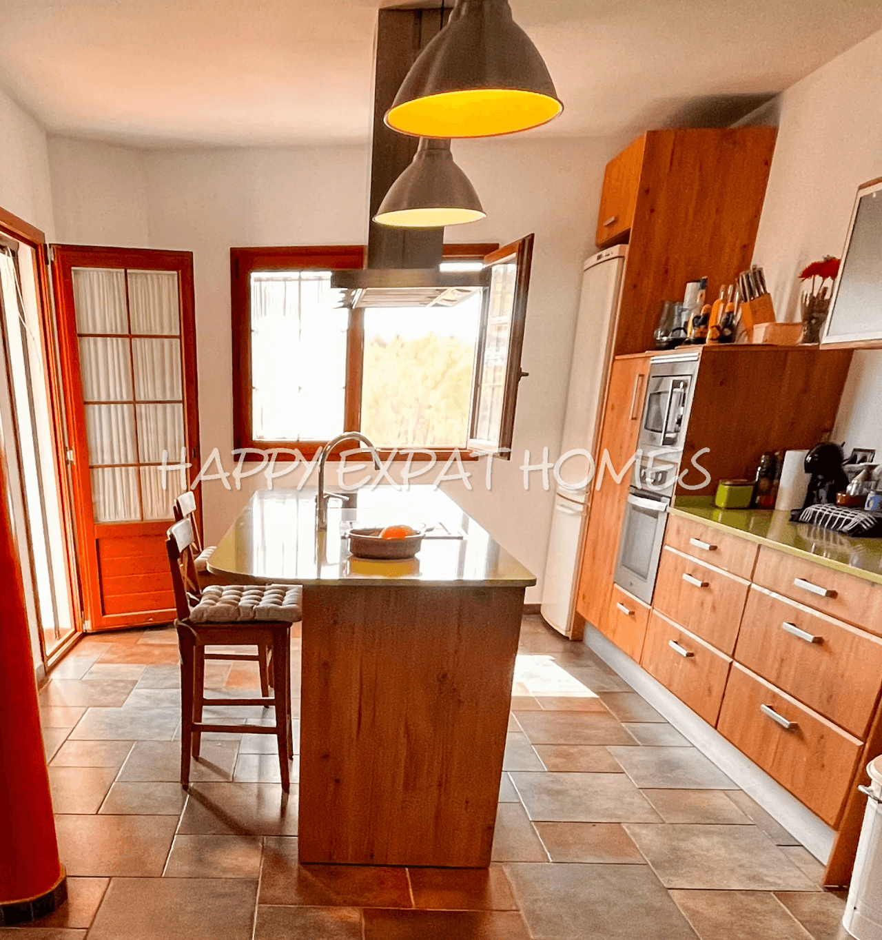 Casa grande para 2 familias o oficina con piscina
