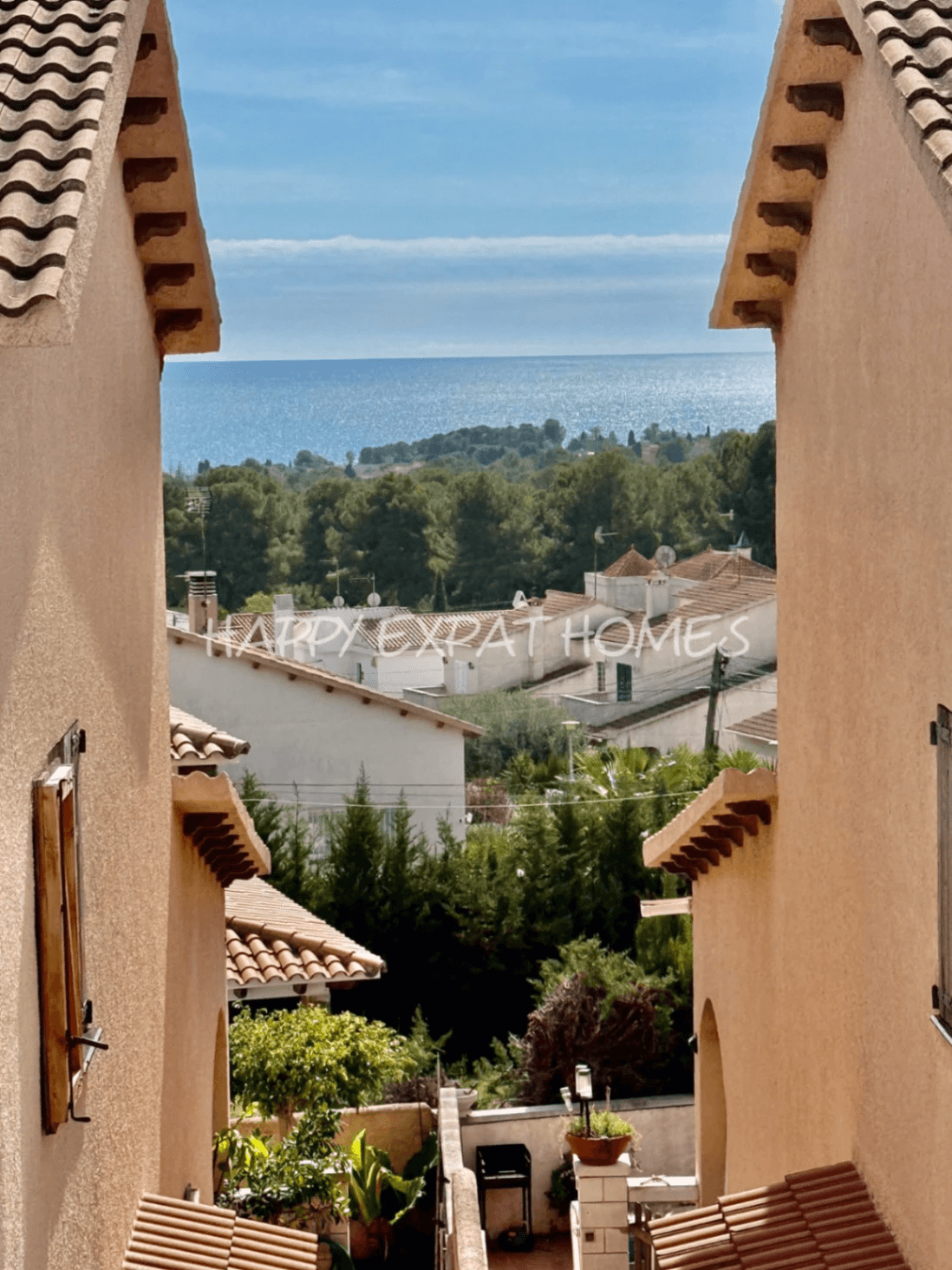 Charming south-facing townhouse with sea and mountain views in a peaceful residential area.