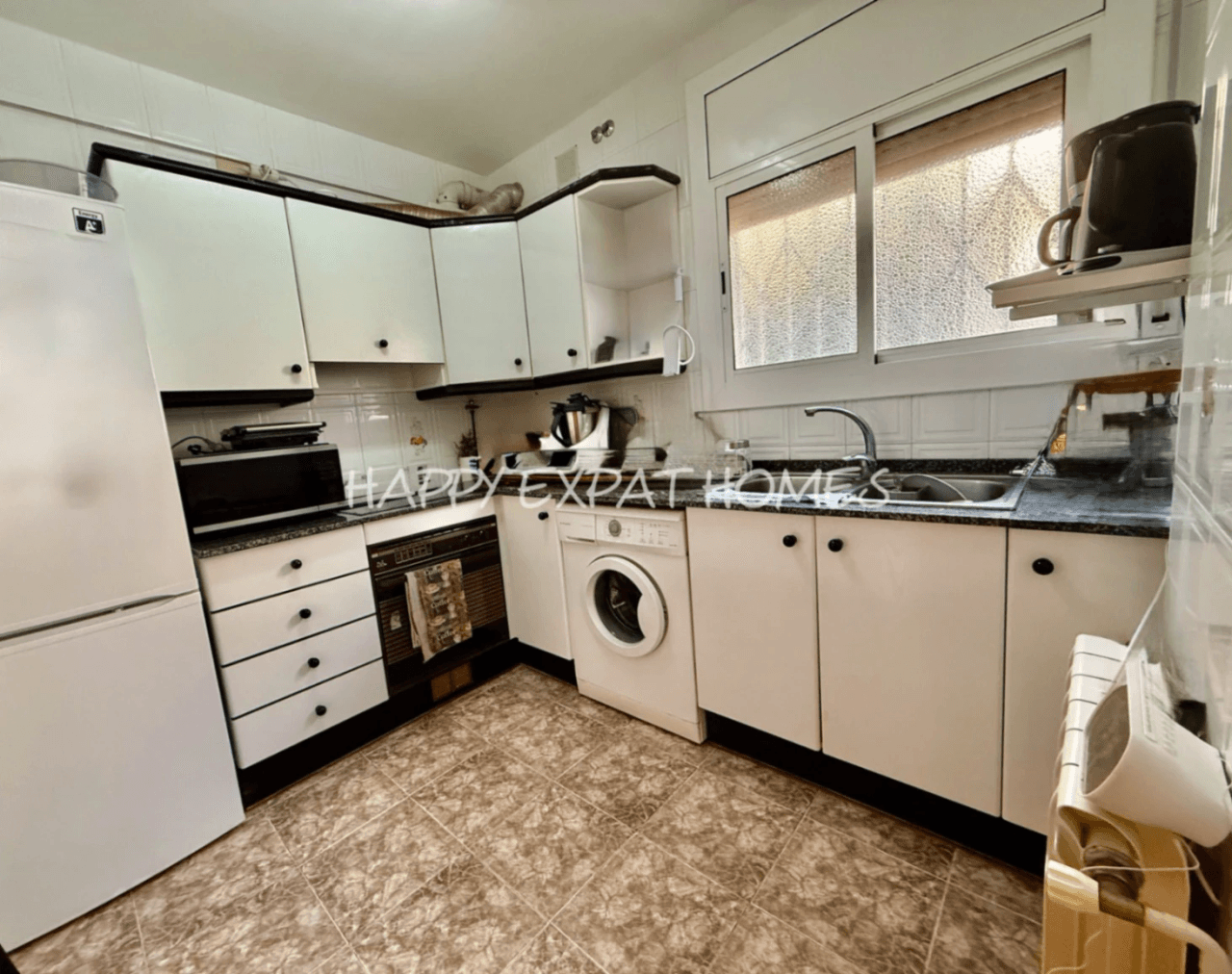 Charming south-facing townhouse with sea and mountain views in a peaceful residential area.