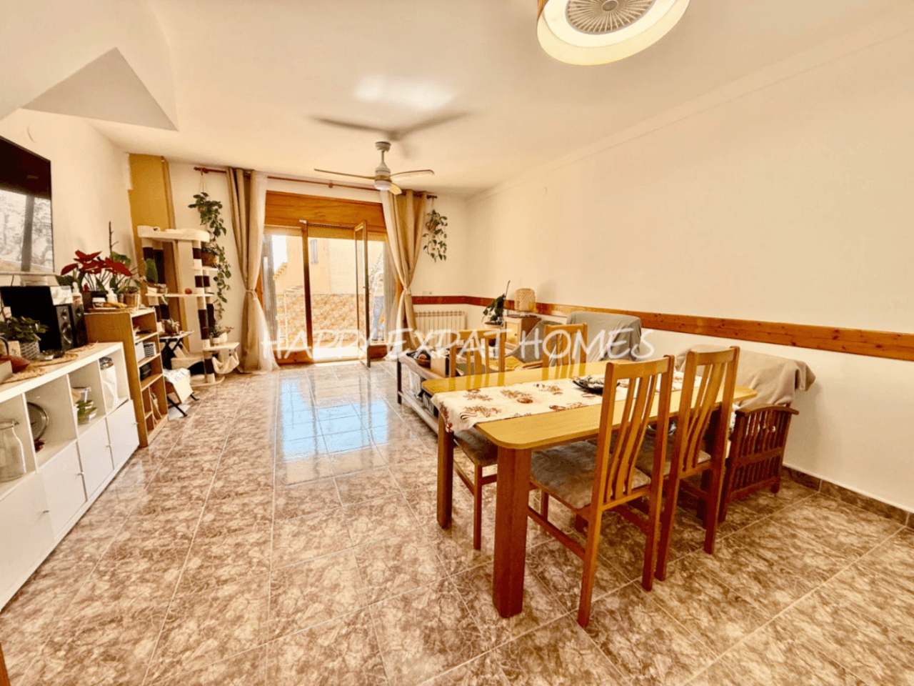 Charming south-facing townhouse with sea and mountain views in a peaceful residential area.