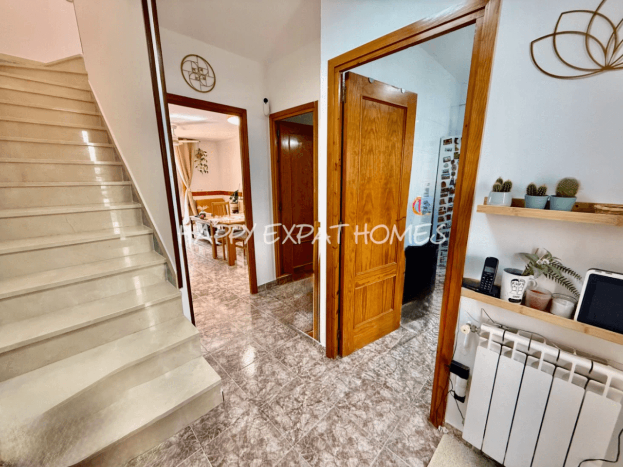 Charming south-facing townhouse with sea and mountain views in a peaceful residential area.