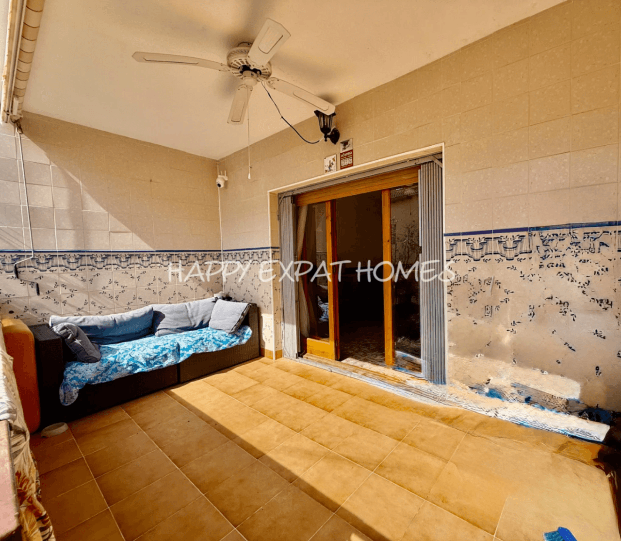 Charming south-facing townhouse with sea and mountain views in a peaceful residential area.