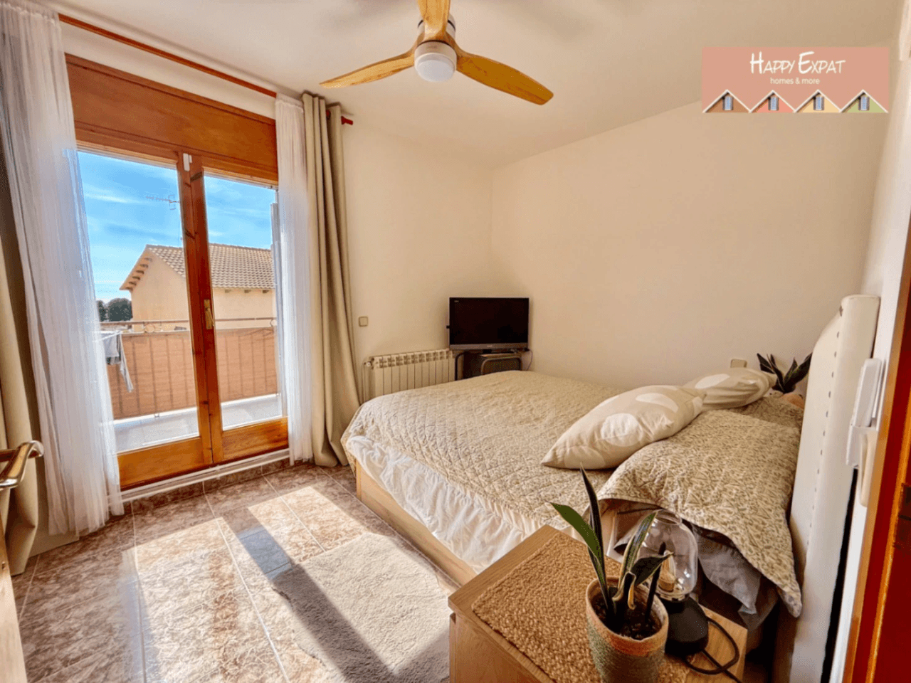 Charming south-facing townhouse with sea and mountain views in a peaceful residential area.