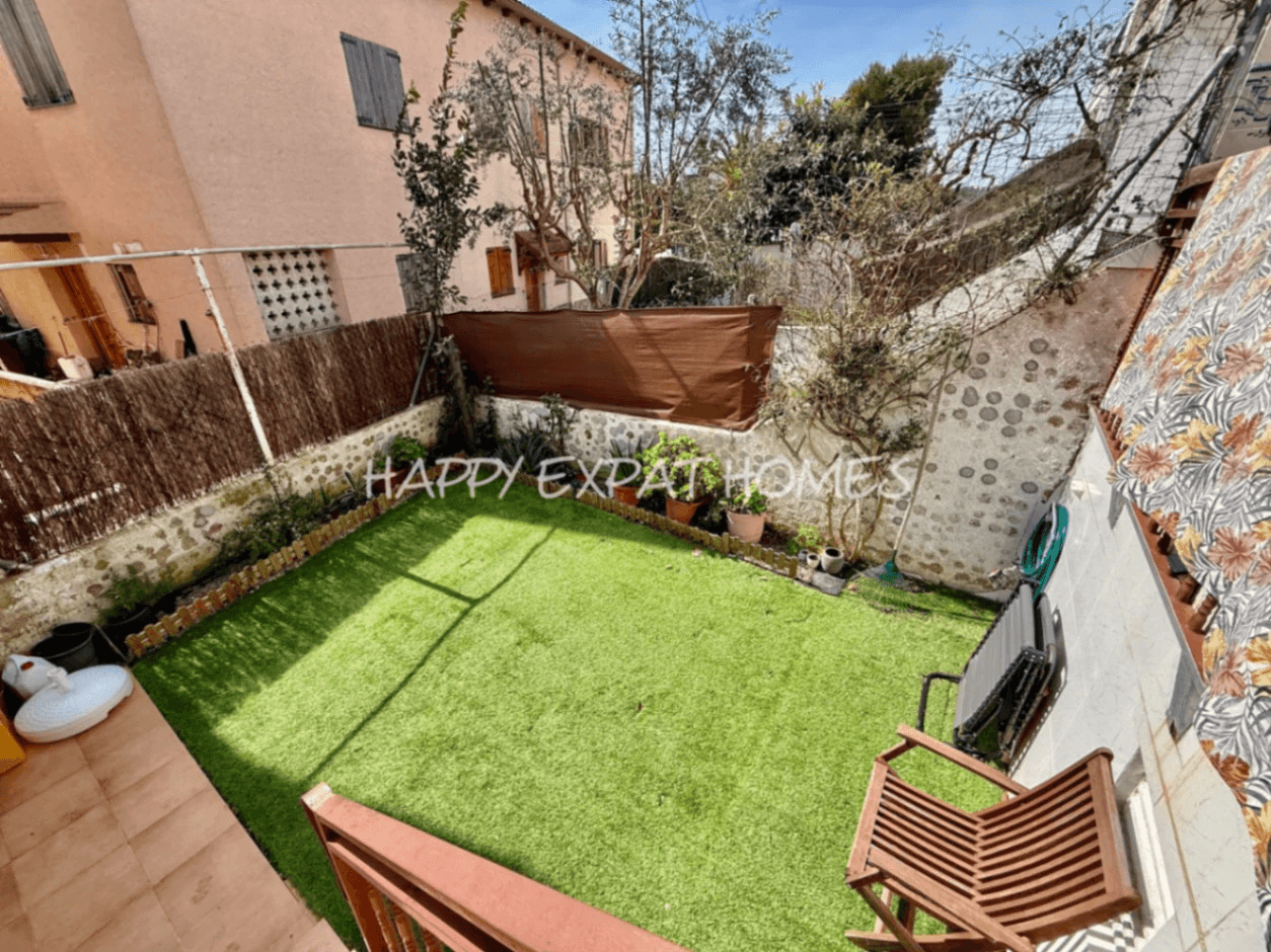 Charming south-facing townhouse with sea and mountain views in a peaceful residential area.