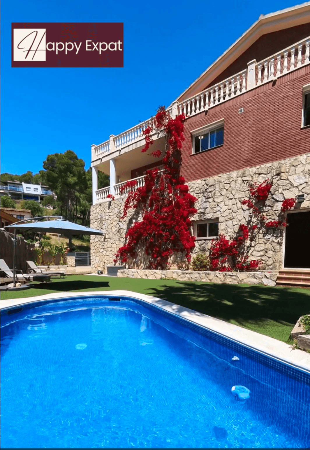 Villa Brillante y Espaciosa con Piscina, Jardín y Áreas de Estar al Aire Libre en Olivella