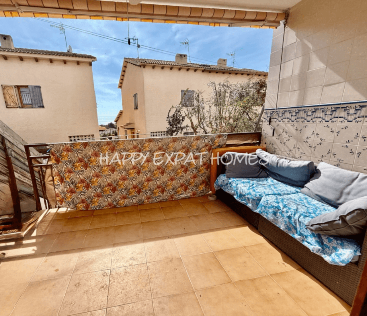 Charming south-facing townhouse with sea and mountain views in a peaceful residential area.