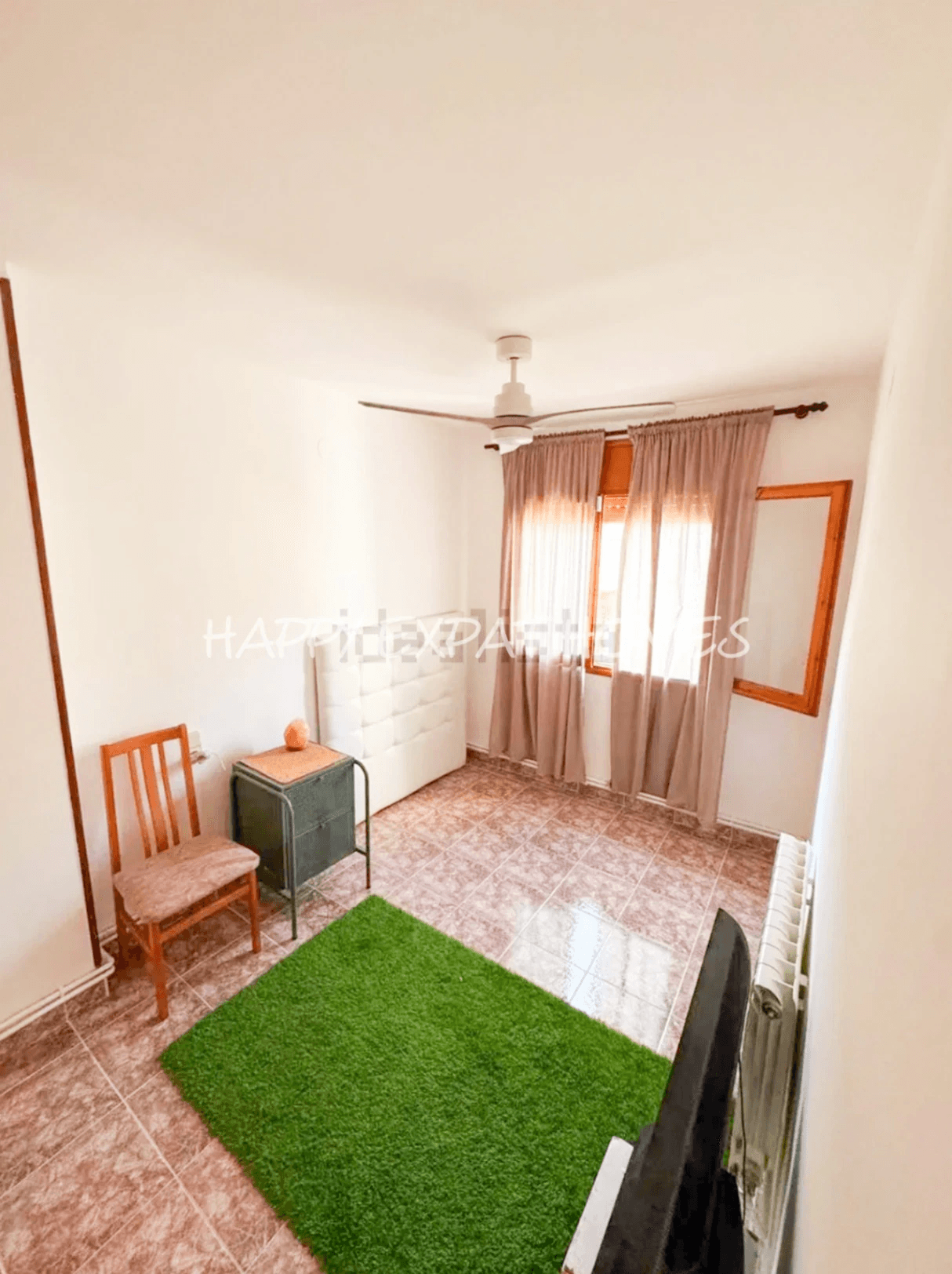 Charming south-facing townhouse with sea and mountain views in a peaceful residential area.