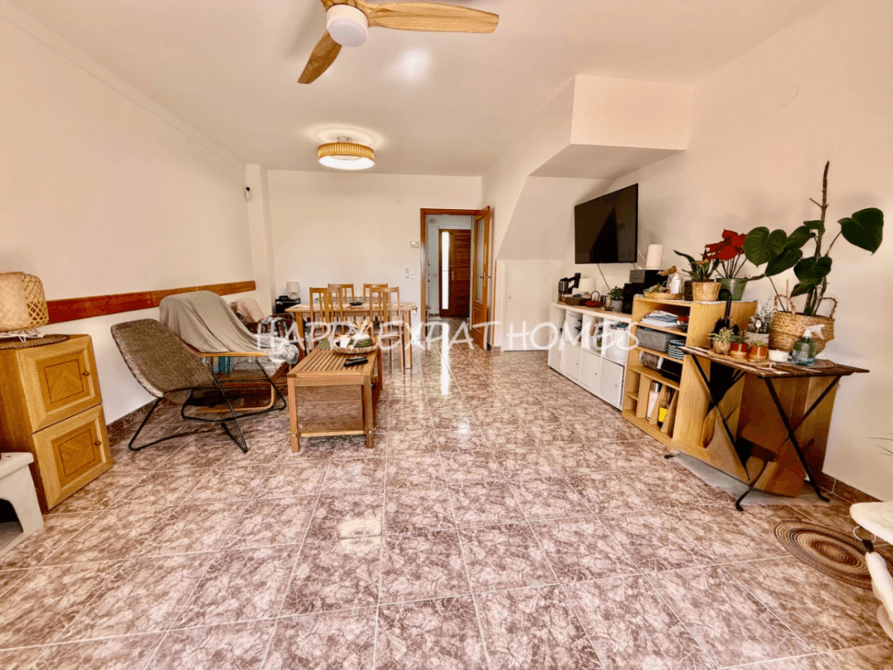 Charming south-facing townhouse with sea and mountain views in a peaceful residential area.
