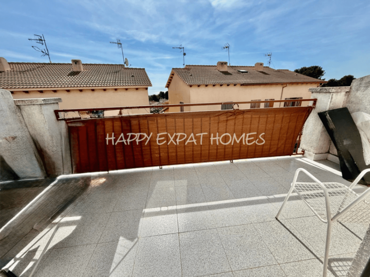 Charming south-facing townhouse with sea and mountain views in a peaceful residential area.
