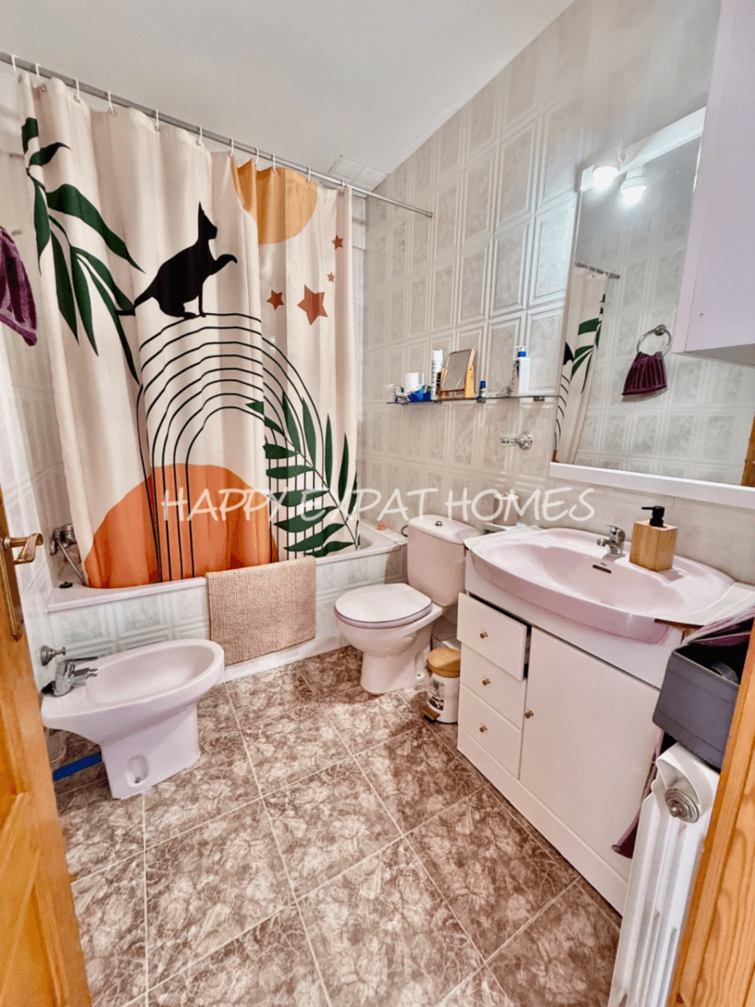 Charming south-facing townhouse with sea and mountain views in a peaceful residential area.