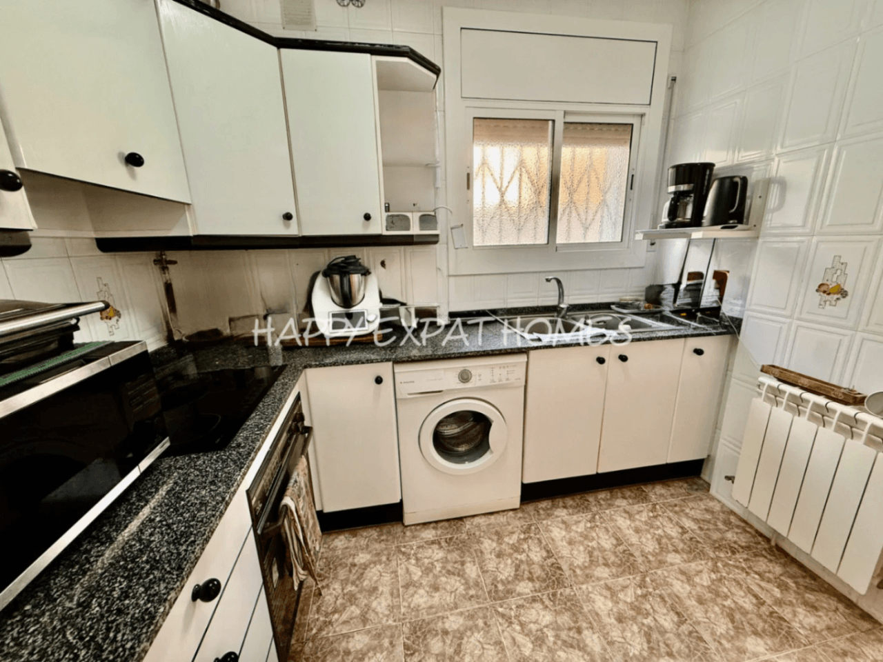 Charming south-facing townhouse with sea and mountain views in a peaceful residential area.