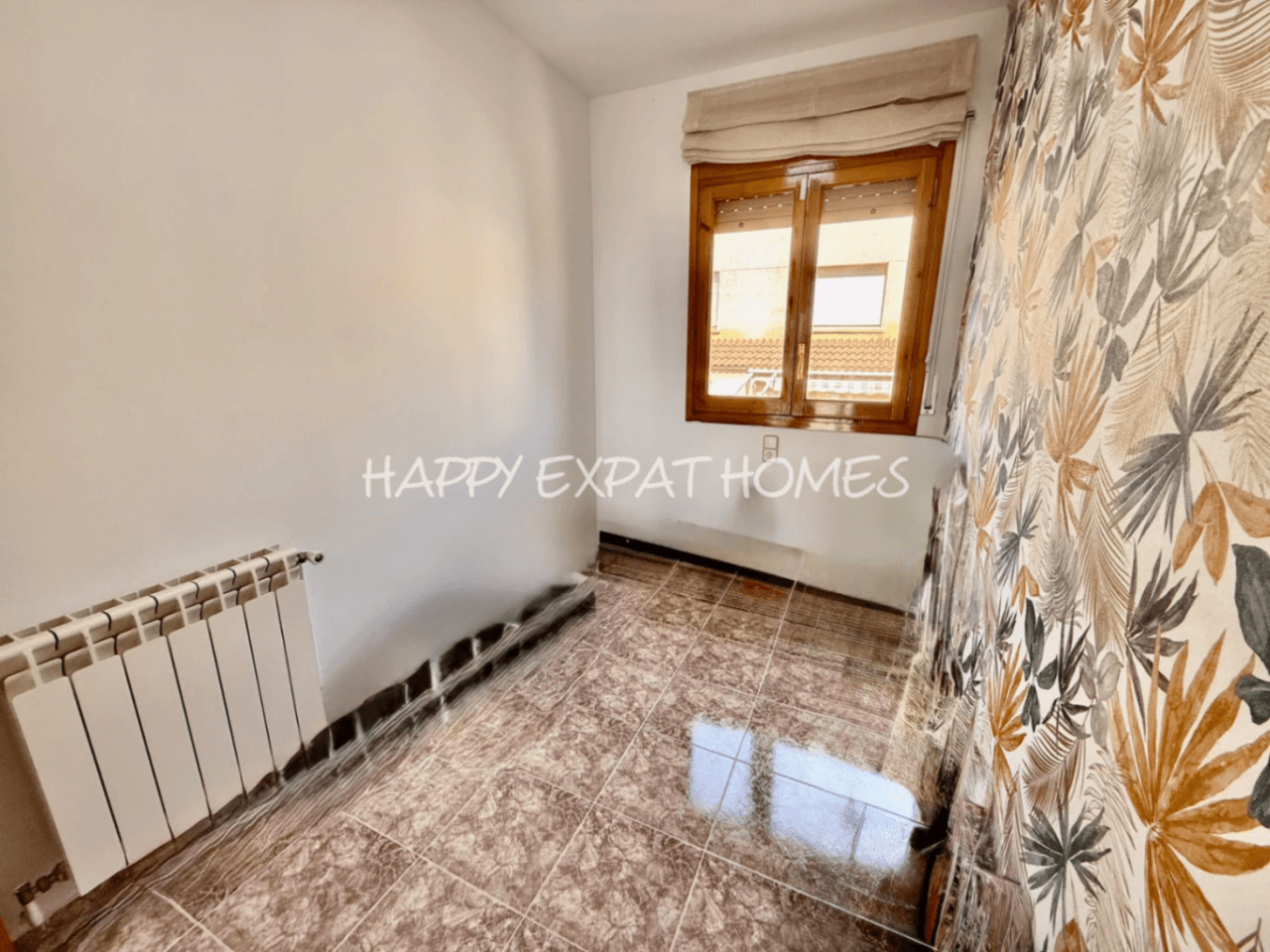 Charming south-facing townhouse with sea and mountain views in a peaceful residential area.