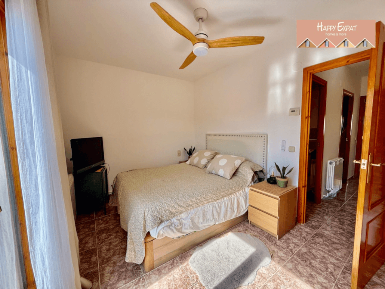 Charming south-facing townhouse with sea and mountain views in a peaceful residential area.