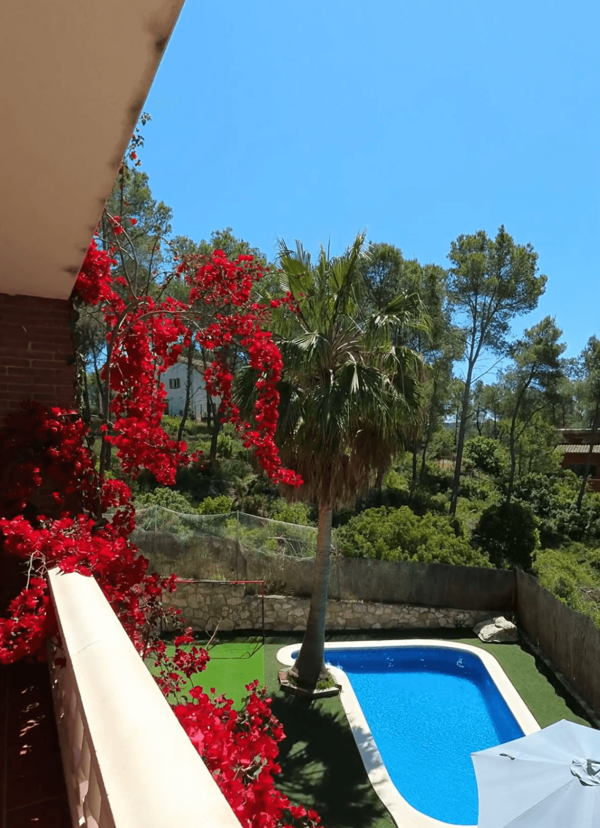 Villa Brillante y Espaciosa con Piscina, Jardín y Áreas de Estar al Aire Libre en Olivella