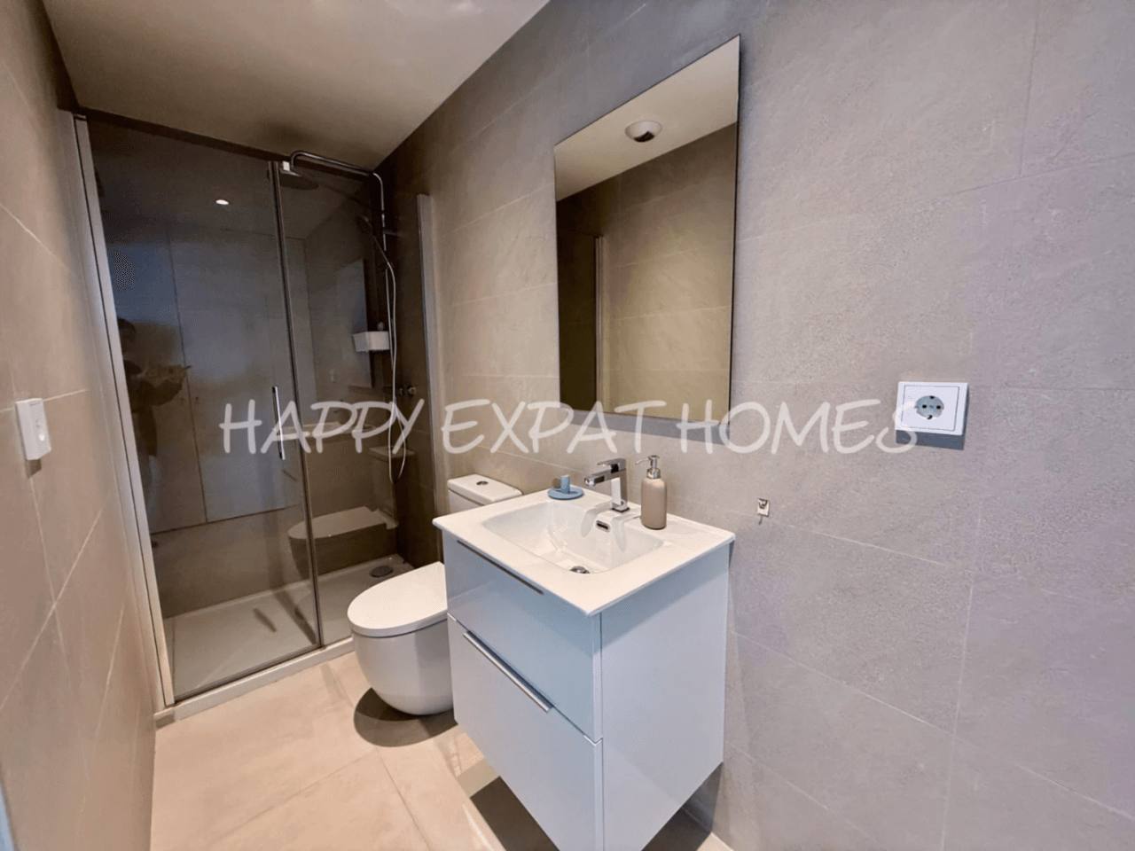 Brand New 4-Bedroom Duplex with Terraces, Pool & Premium Amenities in Vilanova i la Geltrú