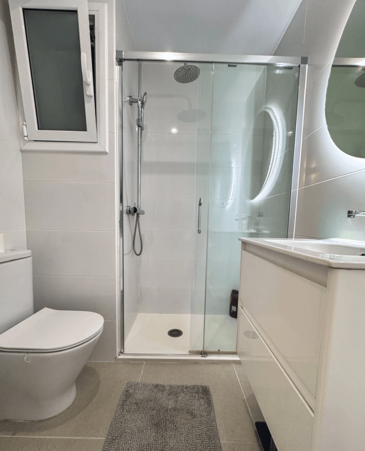 Bright & Quiet Apartment in the Heart of Town