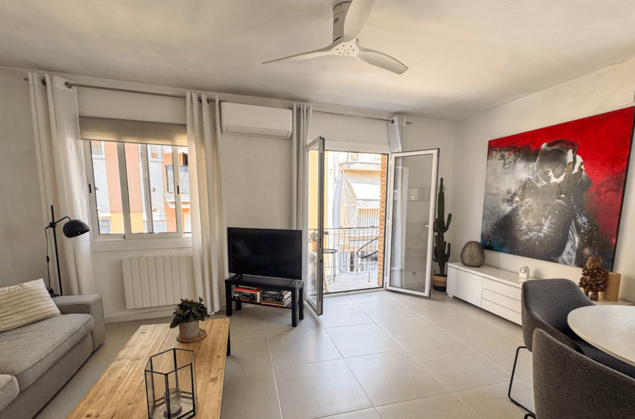 Bright & Quiet Apartment in the Heart of Town