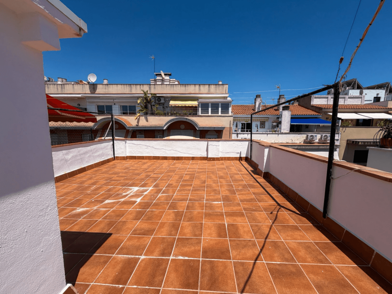 Bright & Quiet Apartment in the Heart of Town