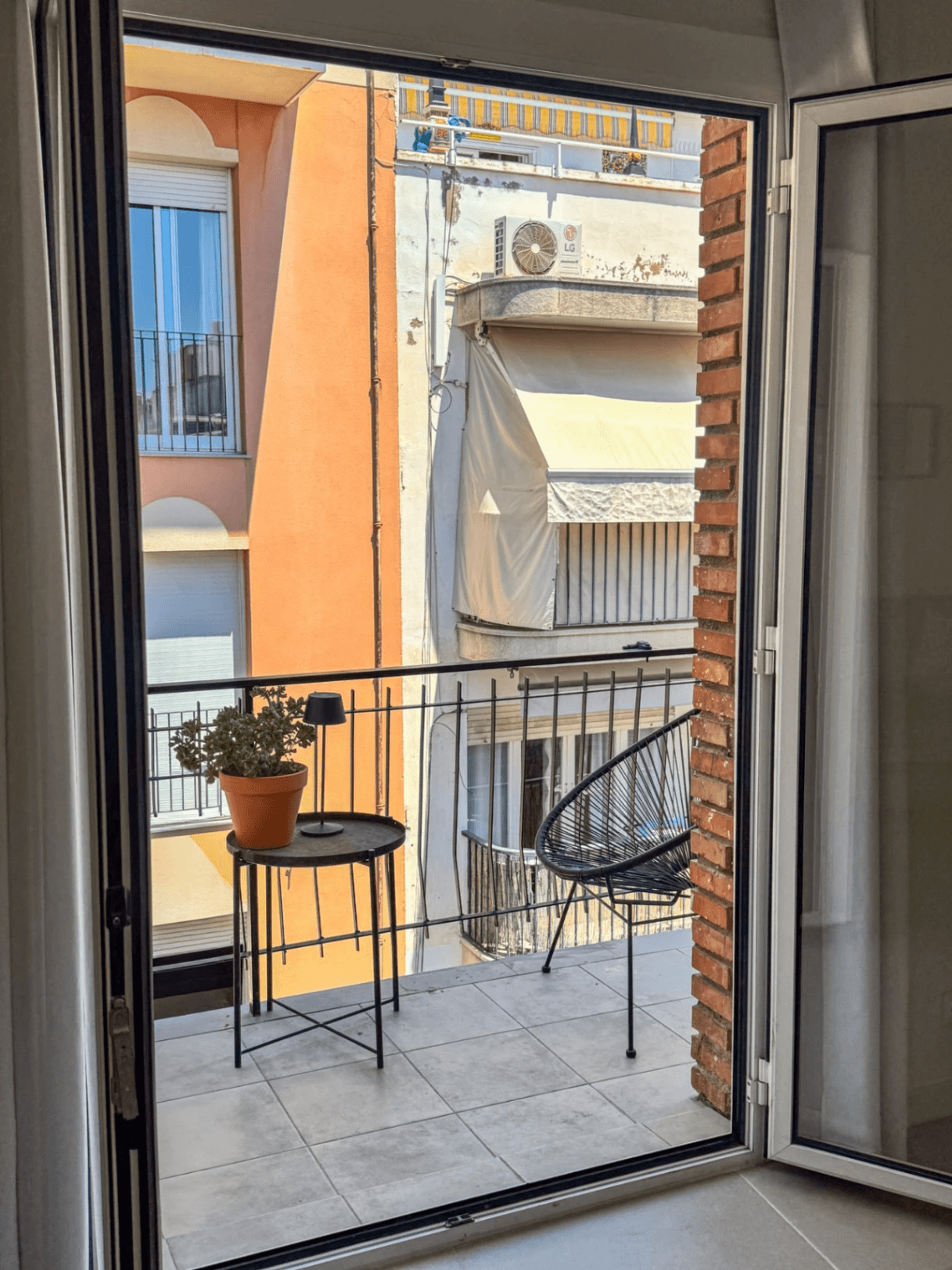 Bright & Quiet Apartment in the Heart of Town