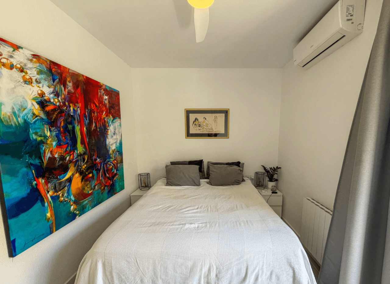 Bright & Quiet Apartment in the Heart of Town
