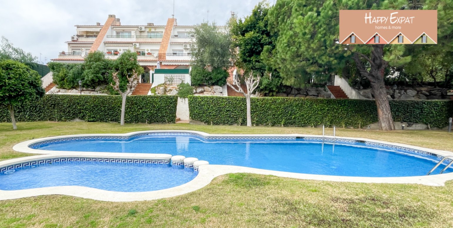 bella casa a schiera a Vallpineda con piscina condominiale