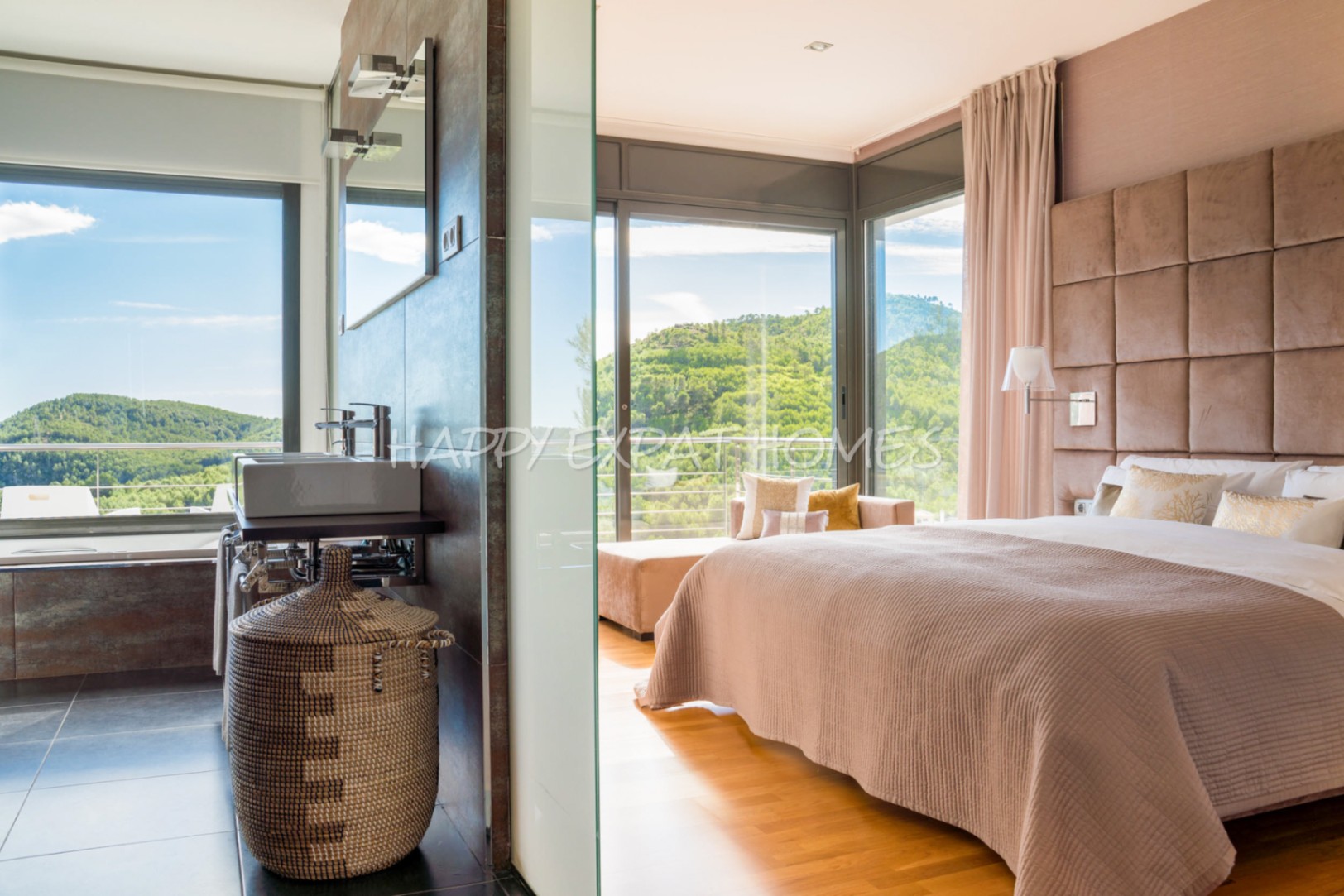 Splendida villa in vetro di design moderno sulle colline di Sitges