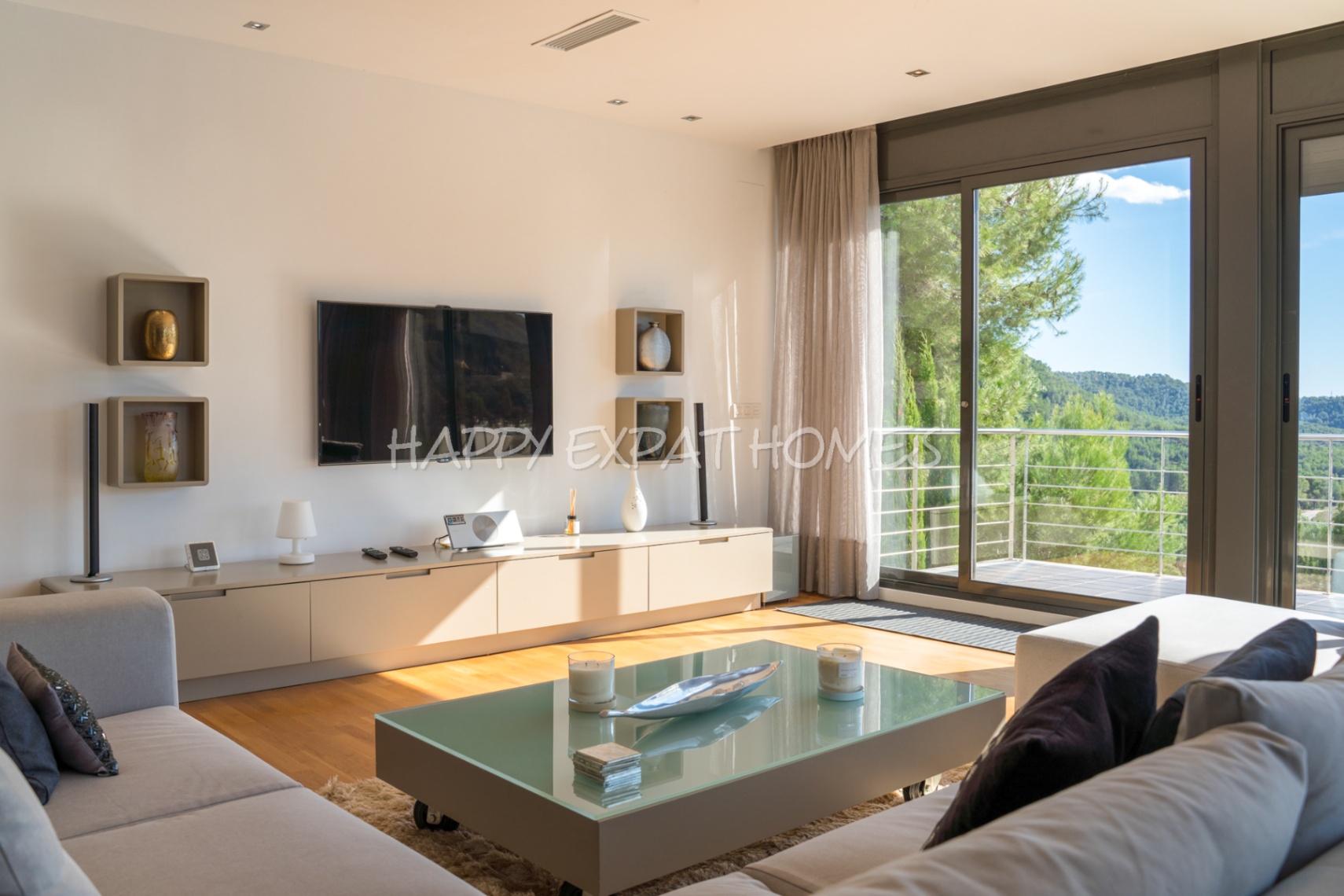 Prachtige moderne glazen designvilla in de heuvels van Sitges