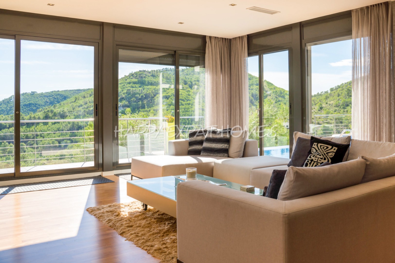 Splendida villa in vetro di design moderno sulle colline di Sitges