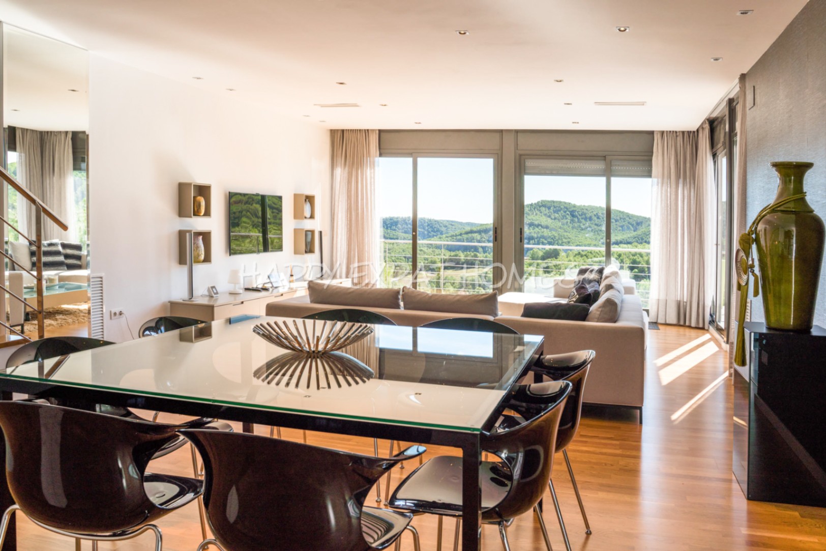 Prachtige moderne glazen designvilla in de heuvels van Sitges