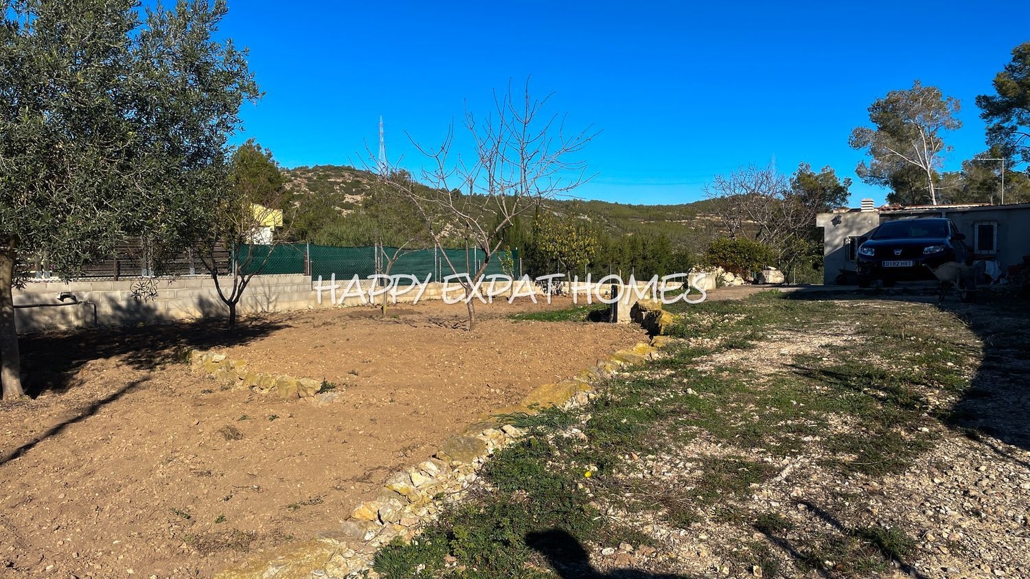 Lovely flat plot with stunning views of the mountains