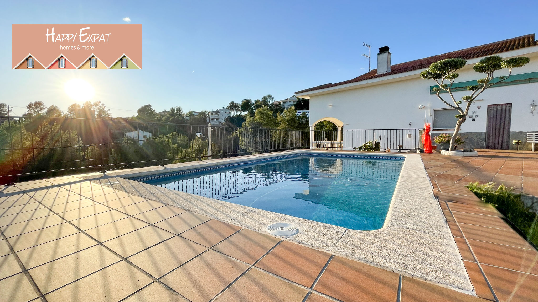 House in double plot, large pool, nice garden