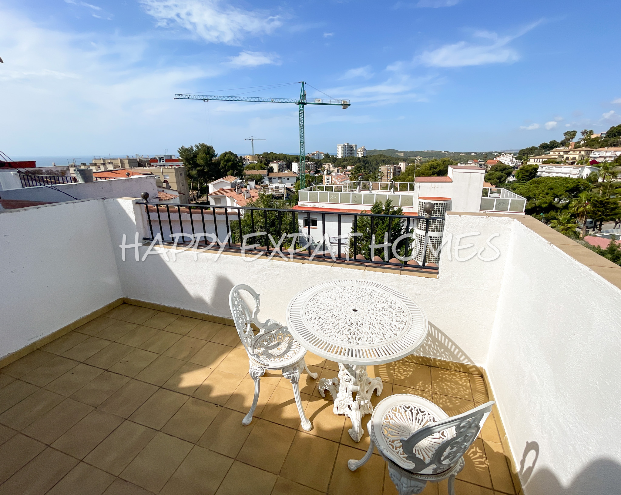 Big and furnished semi-detached house close to Sitges