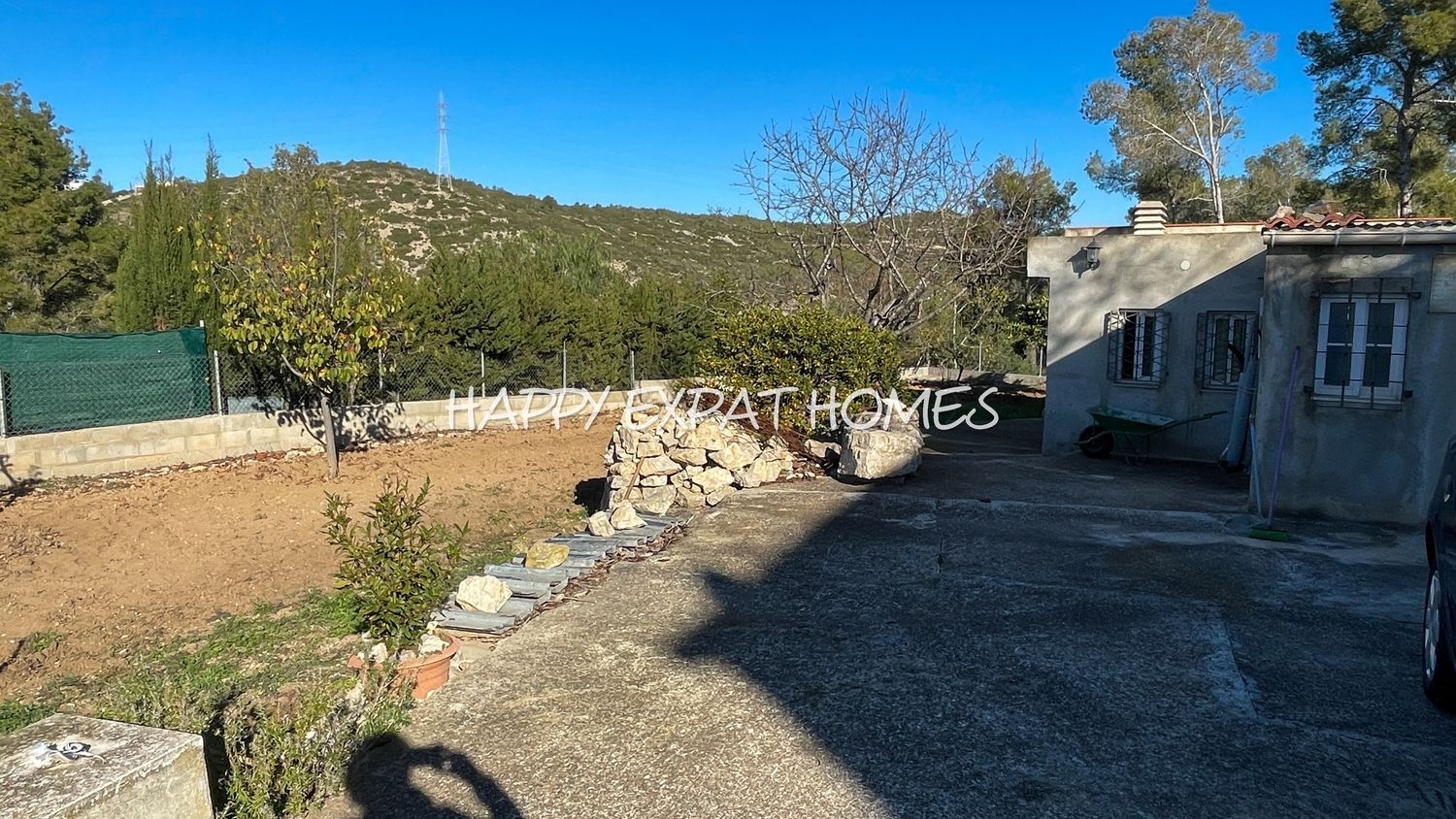 Lovely flat plot with stunning views of the mountains
